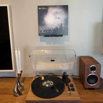 Svart vägghållare för vinylskivor